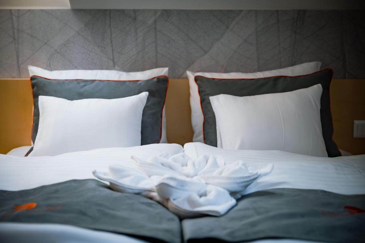 Eleven Business & Sport Hotel Jaszarokszallas Экстерьер фото