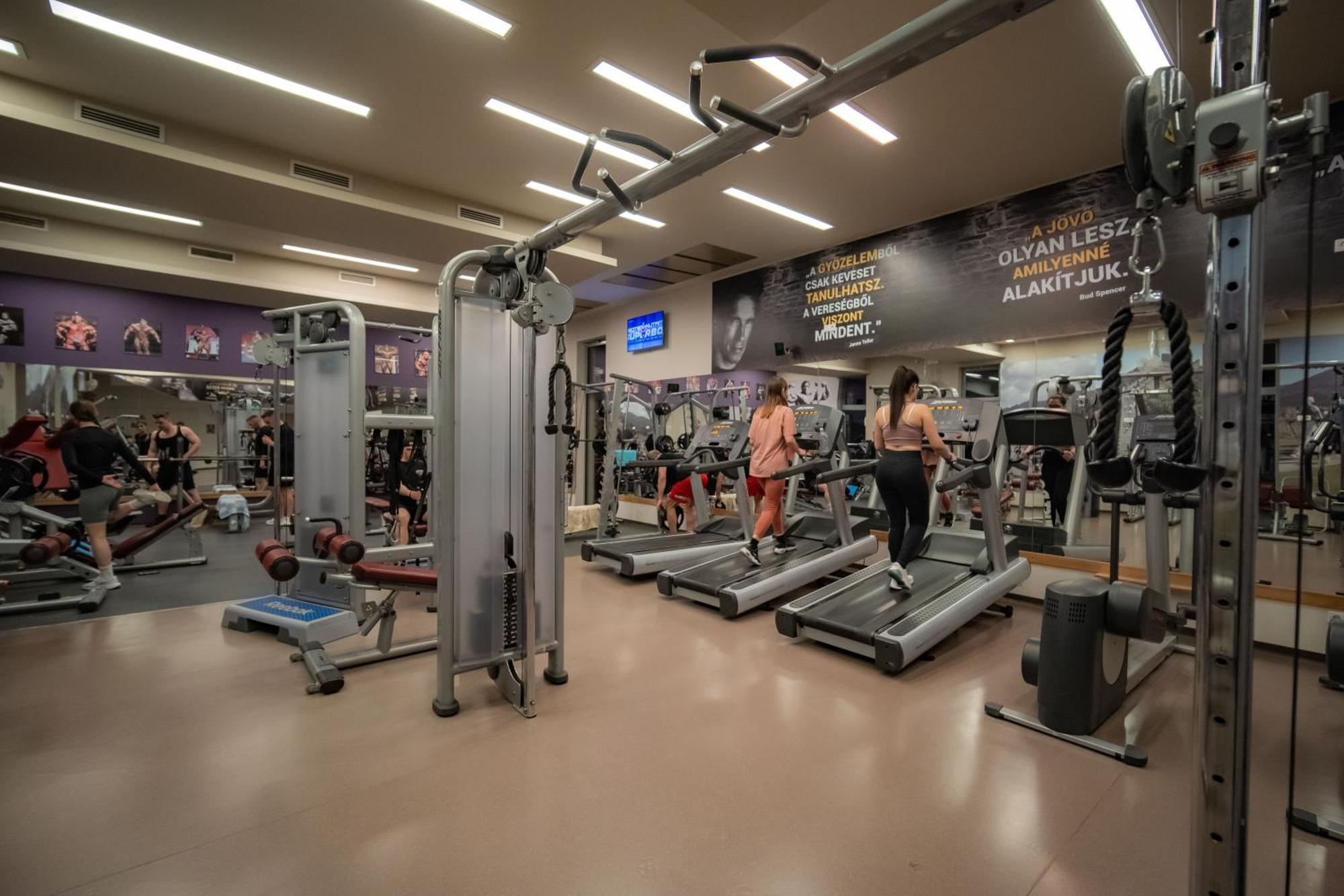 Eleven Business & Sport Hotel Jaszarokszallas Экстерьер фото